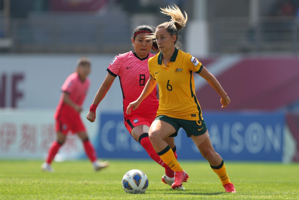 Everton sign Australian international midfielder Wheeler
