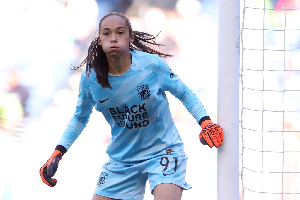 Manchester United sign American keeper Tullis-Joyce