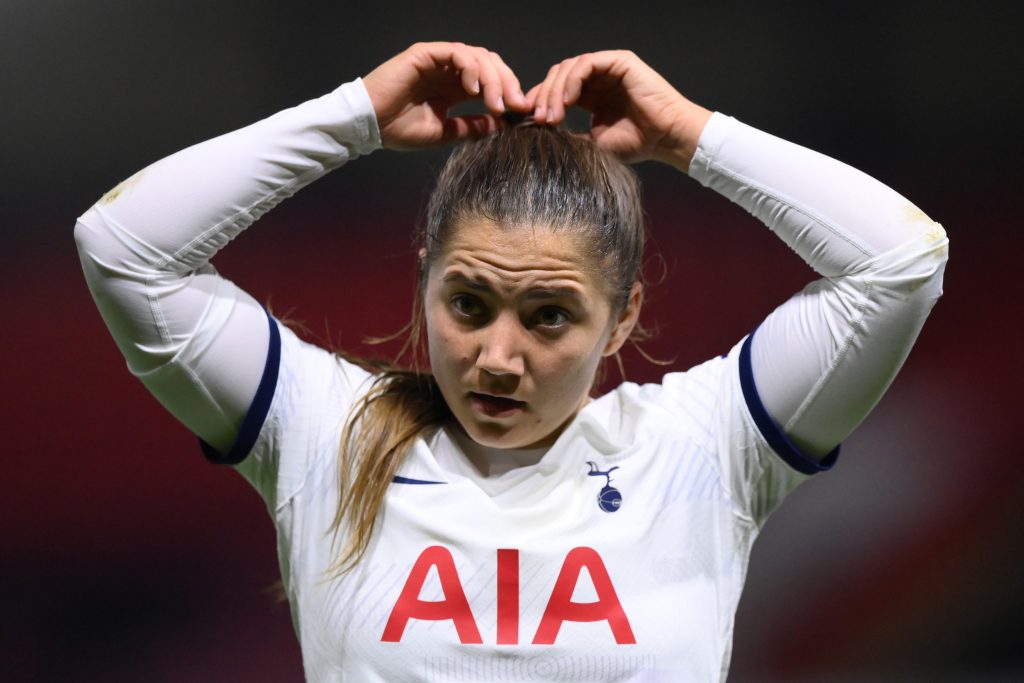 Spurs midfielder Graham signs new deal