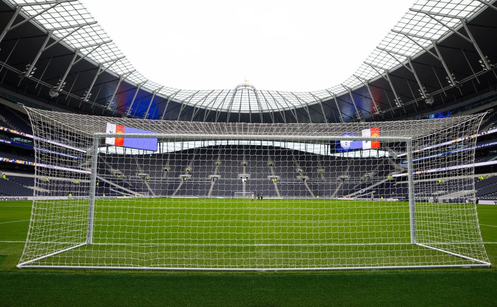 Spurs forward Thomas signs new deal
