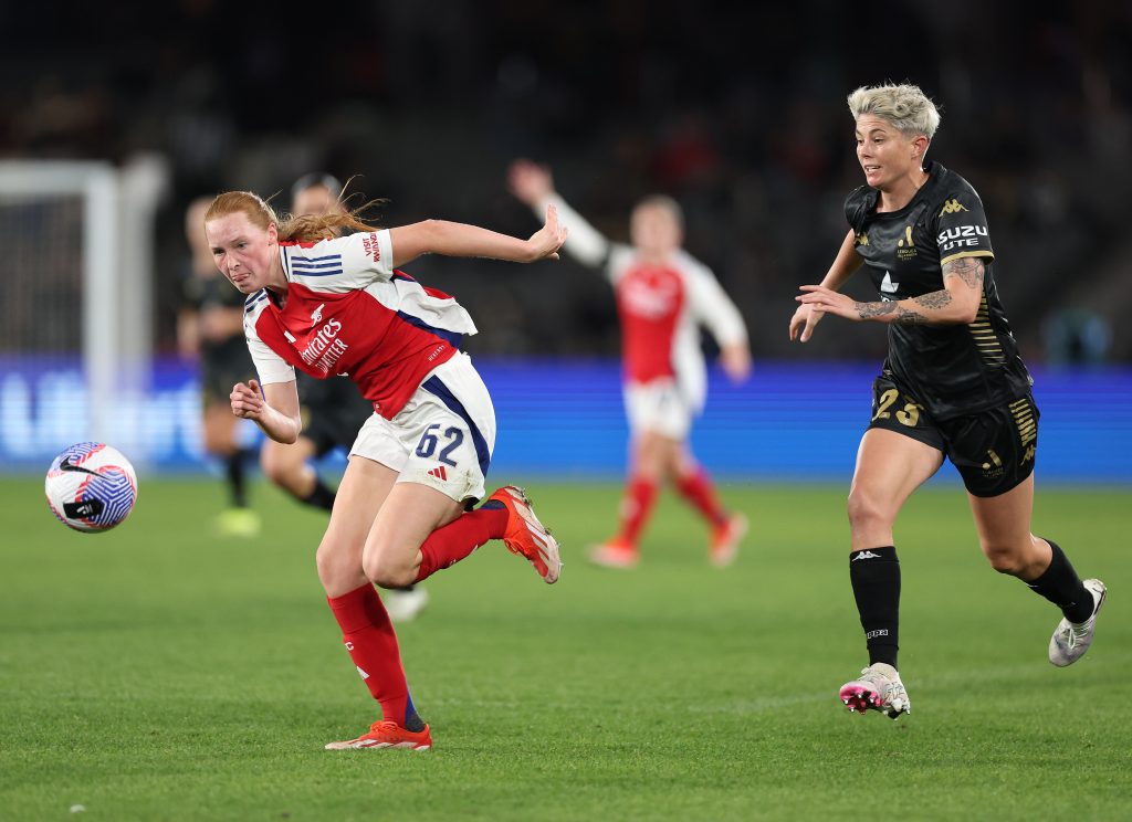Arsenal centre-back Reid signs first professional deal