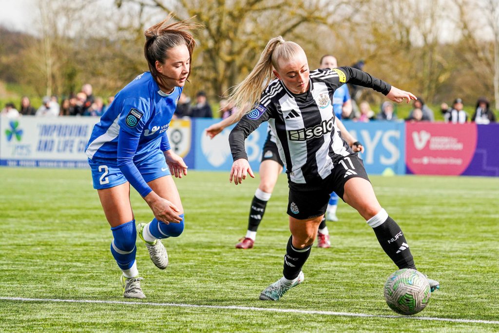 Durham full-back Ayre signs new deal