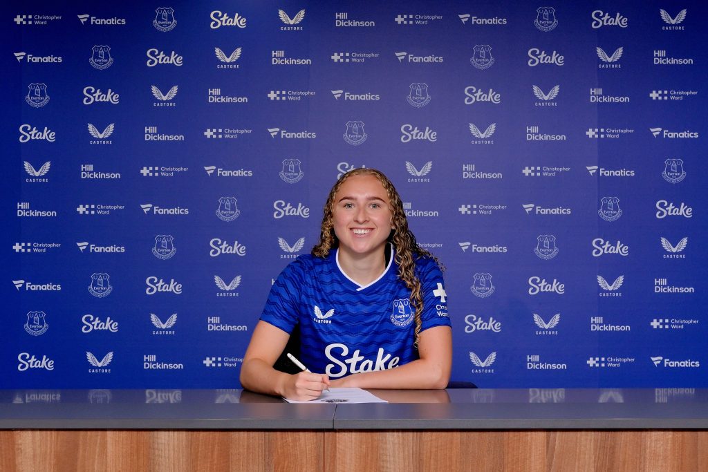 Everton complete signing of Aston Villa midfielder Robinson on loan