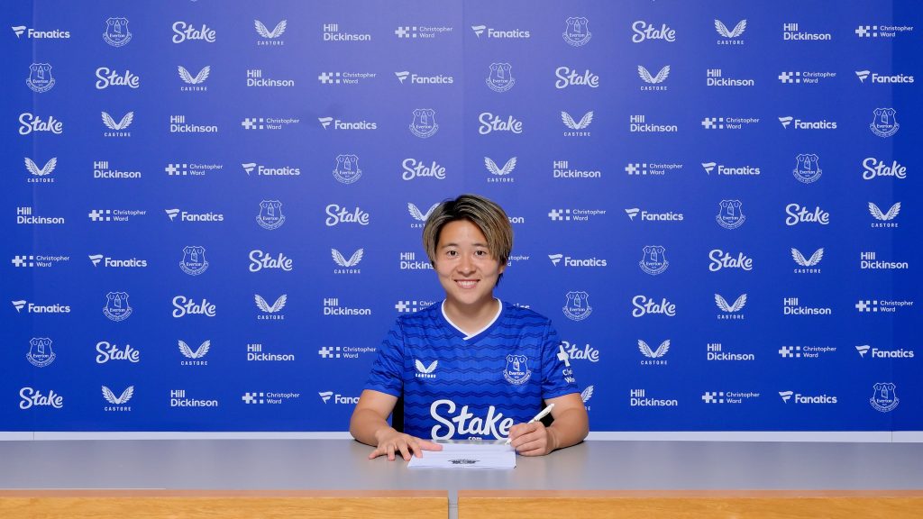 Everton sign Leicester City midfielder Momiki