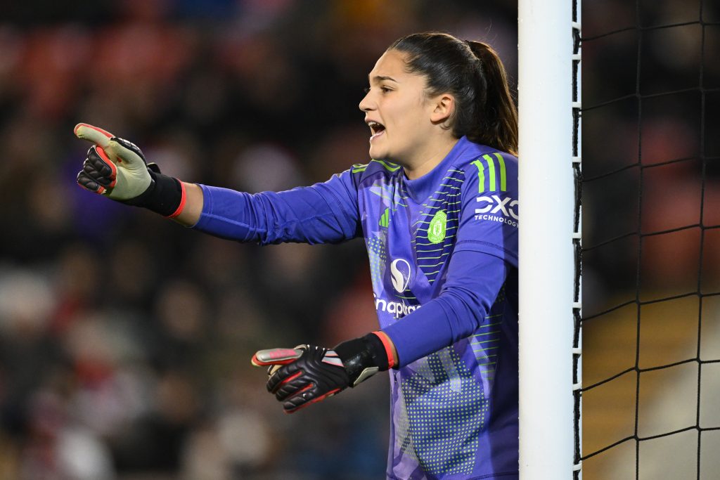 Manchester United keeper Middleton-Patel signs new deal