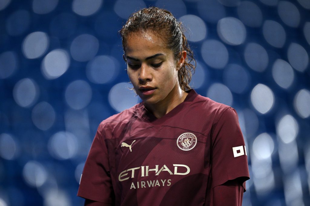 Manchester City attacker Fowler signs new deal