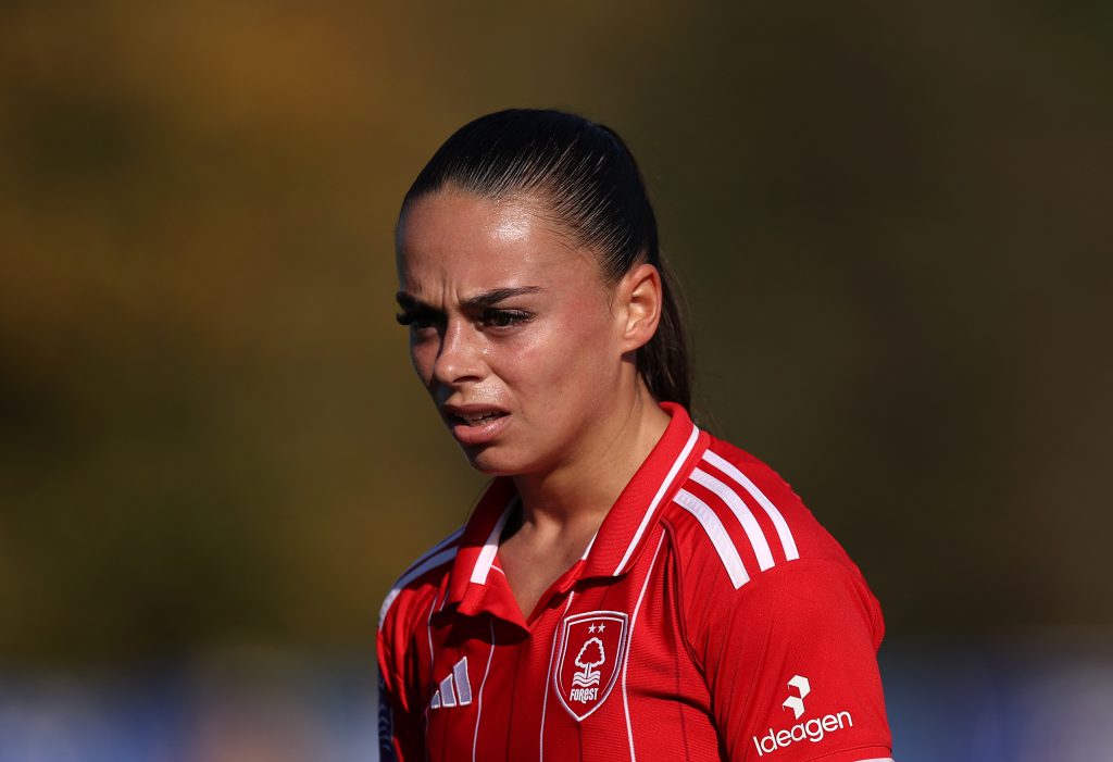Nottingham Forest midfielder Thomas signs new deal