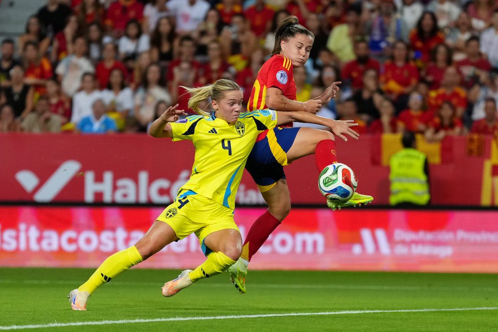 Manchester United sign Swedish international full-back Lundkvist
