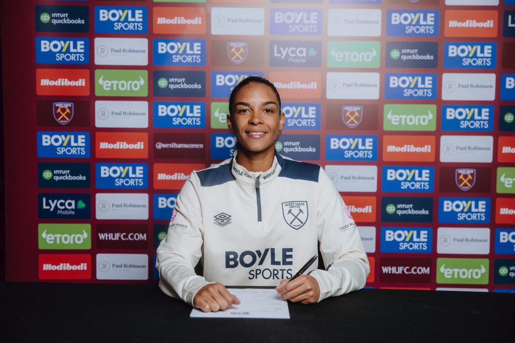 West Ham United sign French international defender Cascarino on loan from Juventus