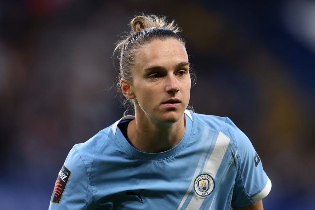 Manchester City continue title push with hard-fought win against Everton