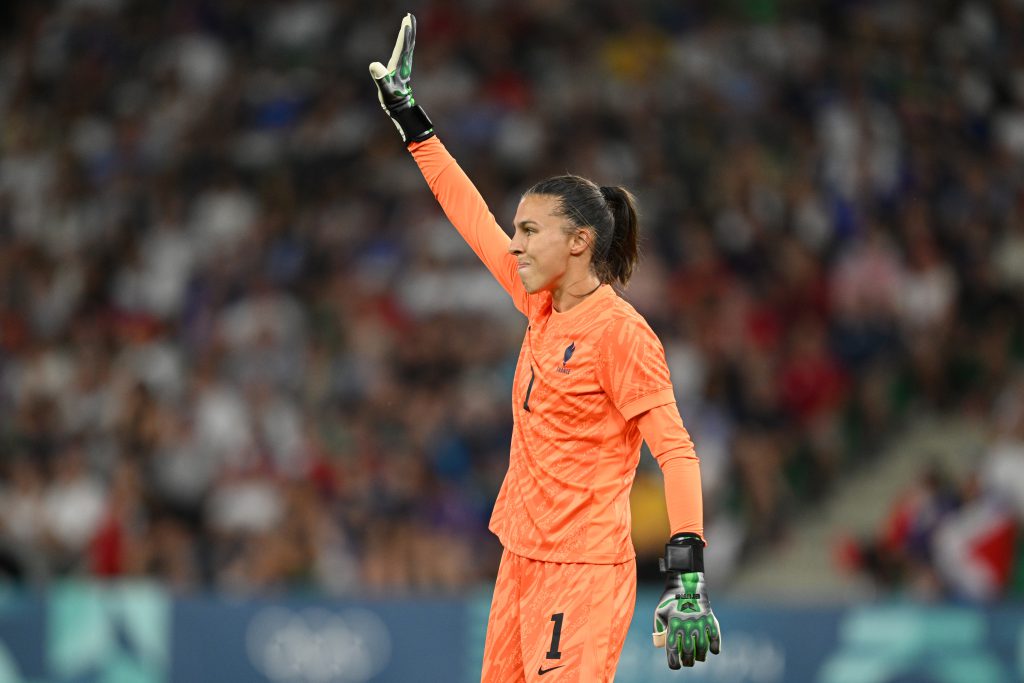 West Ham United sign French international keeper Picaud