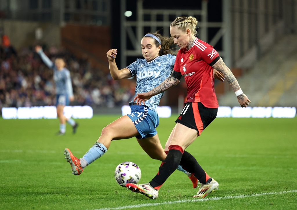 Sunderland midfielder Fenton signs new two-year deal