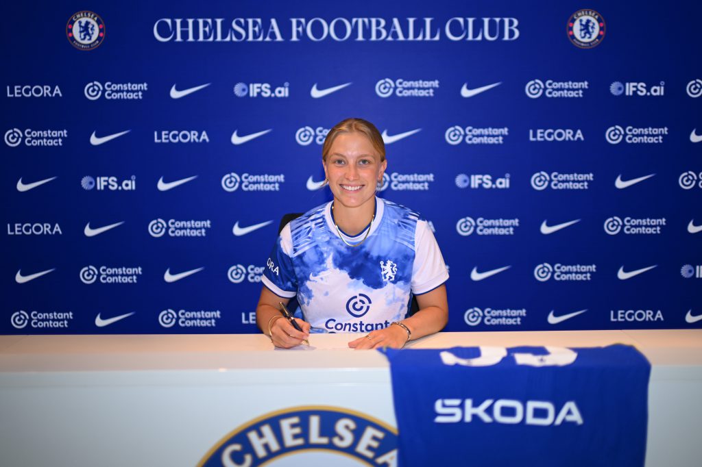 Chelsea forward Beever-Jones signs new long-term deal