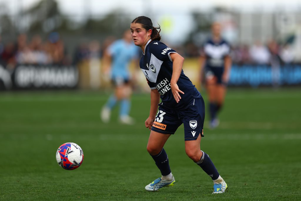 Durham sign Australian midfielder Lowe